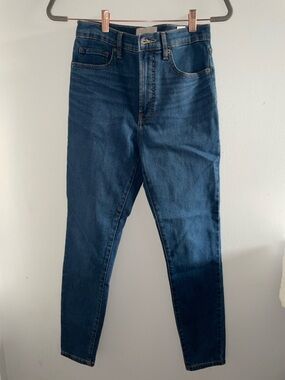 Everlane Women's Curvy High Rise Skinny Jeans in a dark wash.